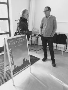 Charles Kenwright im Gespräch mit Galerist Peter Litvai.